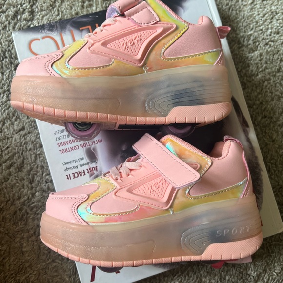 Sneakers with rollers.New - Picture 3 of 11